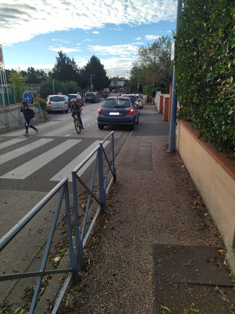 Stationnement piste cyclable.jpg