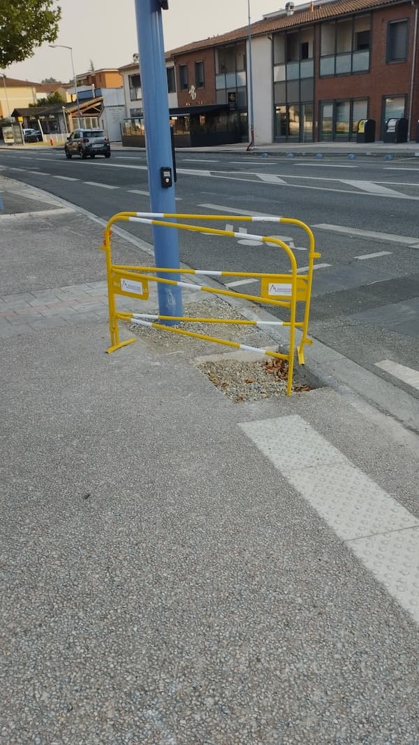 l’appui sur le bouton demande une certaine dextérité ou d’avoir le bras long