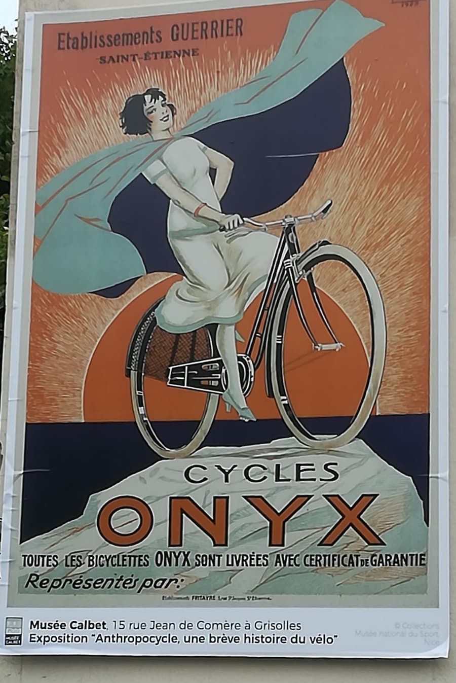 Affiche ancienne d'une femme sur un vélo