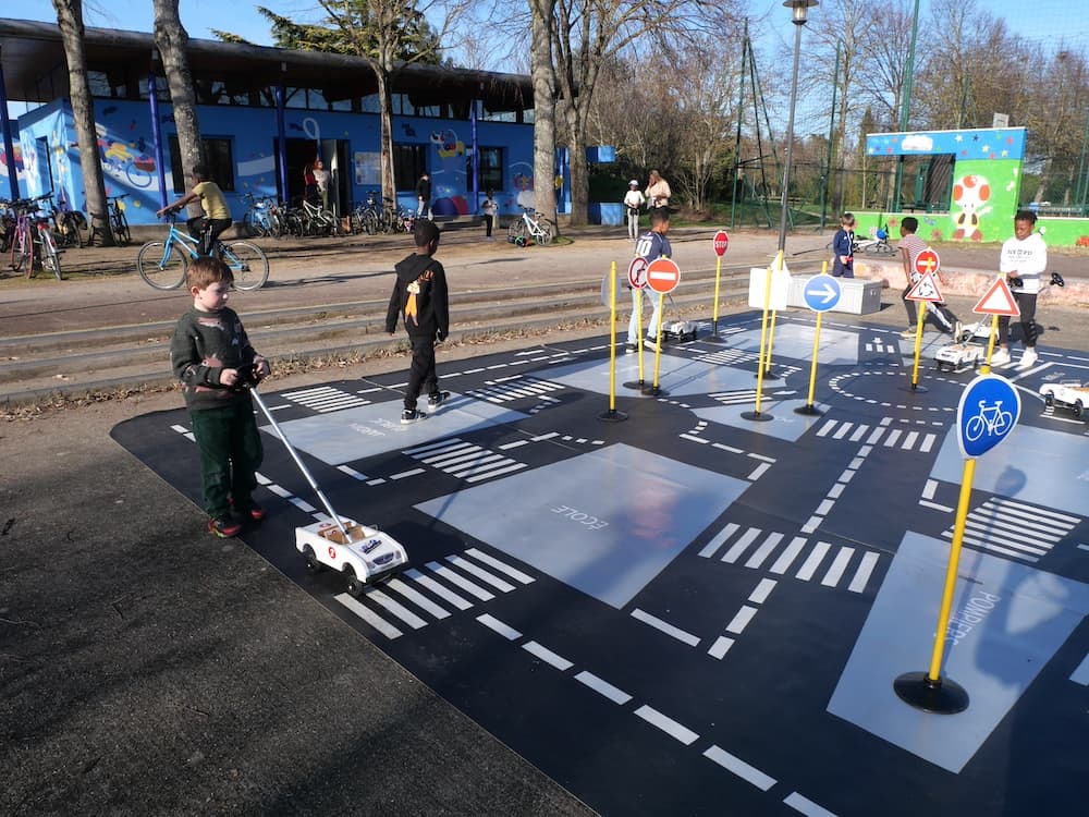 Enfants jouant sur le buggy brousse