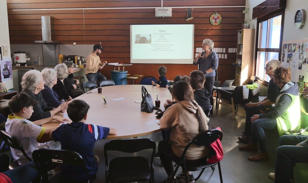 Les participants à l'Escambi écoutant les questions